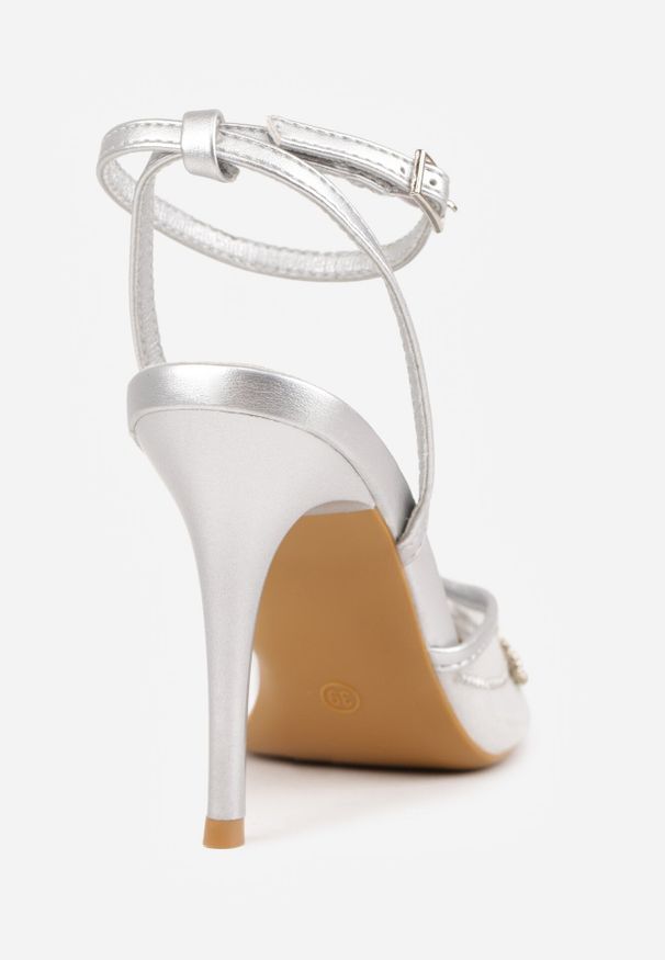 Born2be - Srebrne Siateczkowe Szpilki VICES Ozdobione Kwiatami i Perełkami Nikmanas. Zapięcie: sprzączka. Kolor: srebrny. Materiał: koronka. Wzór: kwiaty, aplikacja. Obcas: na szpilce. Styl: wizytowy, klasyczny, elegancki