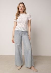 Born2be - Biała Koronkowa Bluzka o Dopasowanym Kroju z Krótkim Rękawem Noessa. Okazja: na co dzień, do pracy, na spotkanie biznesowe. Kolor: biały. Materiał: koronka. Długość rękawa: krótki rękaw. Długość: krótkie. Wzór: koronka. Styl: klasyczny, casual, biznesowy, elegancki #6