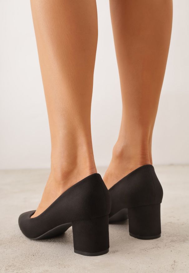 Renee - Czarne Casualowe Czółenka na Słupku Bastien. Okazja: na co dzień. Nosek buta: szpiczasty. Kolor: czarny. Materiał: jeans, zamsz. Obcas: na słupku. Styl: casual. Wysokość obcasa: niski