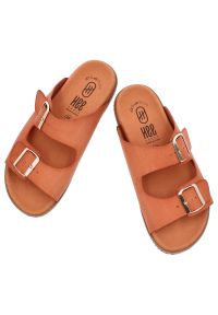 Hee - Klapki damskie HEE, na platformie skórzane klasyczne z klamrami, pomarańczowe, 25050. Okazja: na co dzień, na spacer. Kolor: pomarańczowy. Materiał: skóra. Sezon: lato. Obcas: na platformie. Styl: klasyczny #7