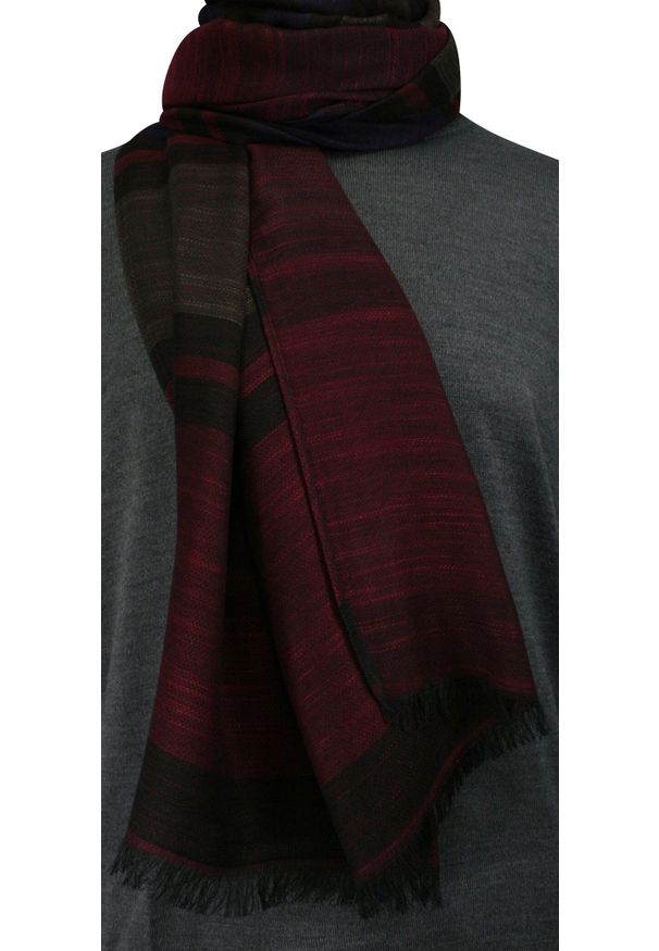 Lekki Szalik Wiosenno-Jesienny - Teer - Ciemna Kolorystyka. Okazja: na spacer. Kolor: wielokolorowy. Materiał: poliester. Wzór: prążki, paski. Sezon: jesień, wiosna. Styl: elegancki