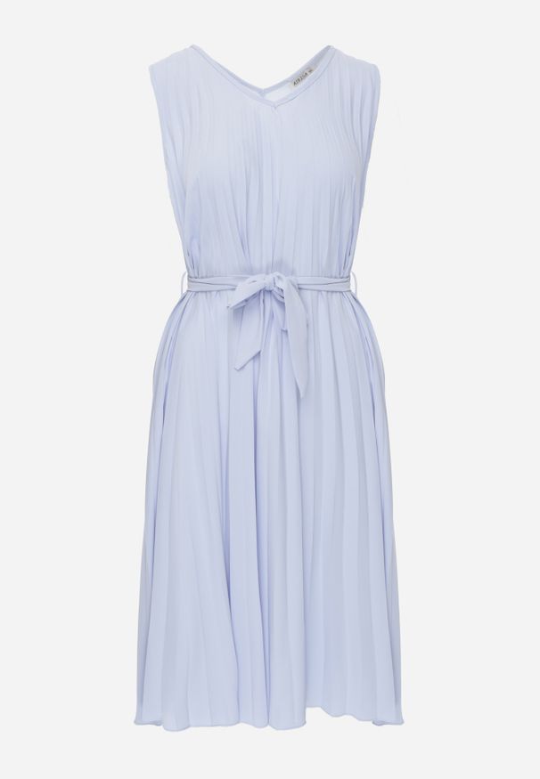 Renee - Jasnoniebieska Plisowana Sukienka Midi z Plisami na Dole i Paskiem w Talii Wrensilva. Kolor: niebieski. Materiał: materiał. Styl: elegancki. Długość: midi