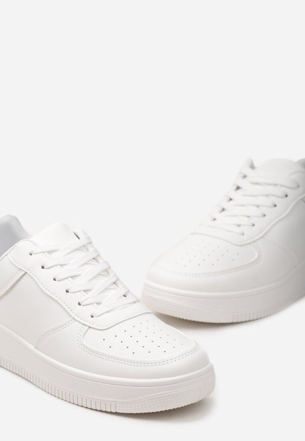 Born2be - Biało-Czarne Sznurowane Buty Sportowe z Ekoskóry na Grubej Podeszwie z Perforacją Radikalle. Okazja: na co dzień, do pracy. Kolor: biały. Materiał: jeans