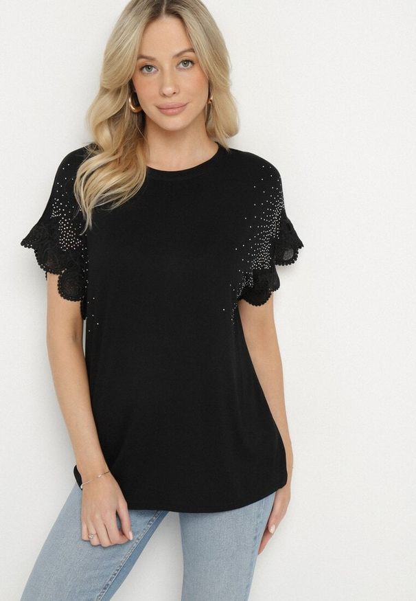 Born2be - Czarna Bawełniana Bluzka Nietoperz z Koronkowymi Rękawami z Cyrkoniami Adivain. Okazja: na co dzień. Kolor: czarny. Materiał: koronka, bawełna. Styl: klasyczny, casual, elegancki
