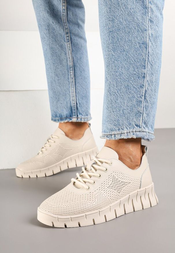 Renee - Beżowe Sneakersy ze Skóry Naturalnej ze Skórzaną Wkładką i Perforacją Nolzedis. Okazja: na co dzień. Zapięcie: sznurówki. Kolor: beżowy. Materiał: skóra. Obcas: na koturnie