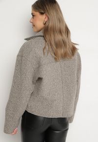 Born2be - Brązowa Pudełkowa Kurtka z Kołnierzykiem i Kieszeniami o Krótkim Fasonie Neliella. Okazja: na co dzień. Kolor: brązowy. Materiał: jeans. Długość: krótkie. Styl: casual, elegancki #5