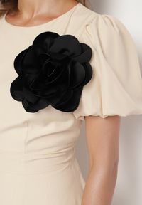 Born2be - Beżowa Sukienka Vices o Rozkloszowanym Kroju z Odpinanym Kwiatem 3D Rallarea. Kolor: beżowy. Wzór: kwiaty. Sezon: wiosna, lato #7