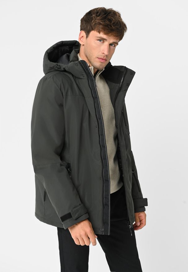 Volcano - Zimowa, wodoodporna kurtka J-SYNAPS. Typ kołnierza: kołnierzyk stójkowy. Kolekcja: plus size. Materiał: polar, materiał. Długość: długie. Wzór: gładki. Sezon: zima