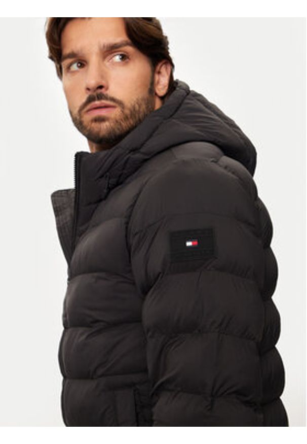 TOMMY HILFIGER - Tommy Hilfiger Kurtka zimowa MW0MW37257 Czarny Regular Fit. Kolor: czarny. Materiał: syntetyk. Sezon: zima