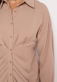 Born2be - Ciemnobeżowa Sukienka Koszulowa z Wiązanym Paskiem i Marszczeniem Hinula. Kolor: beżowy. Materiał: materiał, tkanina. Wzór: gładki, jednolity. Typ sukienki: koszulowe. Styl: elegancki. Długość: midi #3