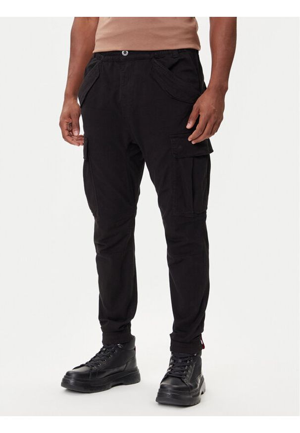 Alpha Industries Joggery Airman 188201 Czarny Tapered Fit. Kolor: czarny. Materiał: bawełna