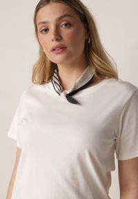 Born2be - Biały Bawełniany T-shirt z Satynową Apaszką Cloud. Okazja: do pracy, na co dzień. Kolor: biały. Materiał: bawełna, satyna. Styl: elegancki, casual #2