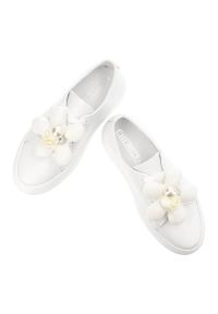 CheBello - Białe Eleganckie Sneakersy Chebello Z Ozdobnym Kwiatem. Zapięcie: bez zapięcia. Kolor: biały. Materiał: skóra. Wzór: kwiaty #2