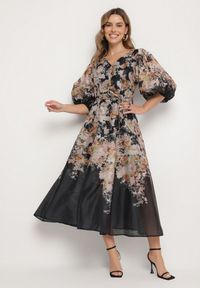 Born2be - Czarna Wiskozowa Sukienka o Rozkloszowanym Kroju w Kwiaty Redameira. Okazja: na co dzień. Typ kołnierza: dekolt w kształcie V. Kolor: czarny. Materiał: wiskoza. Wzór: kwiaty. Sezon: wiosna, lato. Typ sukienki: rozkloszowane. Styl: klasyczny, casual, elegancki #1