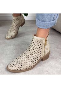 Złote botki damskie na obcasie M.Daszyński 2353-17. Kolor: złoty. Materiał: skóra. Szerokość cholewki: normalna. Sezon: wiosna, jesień, lato. Obcas: na obcasie. Styl: elegancki, klasyczny. Wysokość obcasa: niski #1