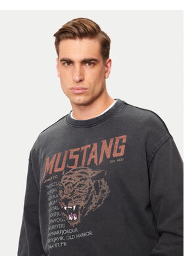 Mustang Bluza Auburn 1015638 Czarny Oversize. Kolor: czarny. Materiał: bawełna
