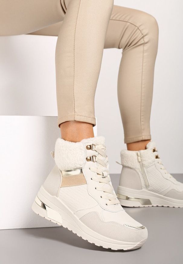 Renee - Beżowe Sneakersy na Koturnie z Futerkowym Obszyciem i Metalicznymi Detalami Promelia. Kolor: beżowy. Materiał: jeans. Obcas: na koturnie