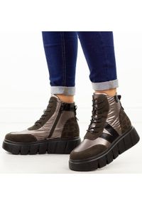 Brązowe botki damskie na platformie Vinceza 58562. Okazja: na co dzień. Nosek buta: okrągły. Zapięcie: zamek. Kolor: brązowy. Szerokość cholewki: normalna. Materiał: zamsz. Sezon: zima, jesień. Obcas: na platformie. Styl: klasyczny, casual, elegancki #1