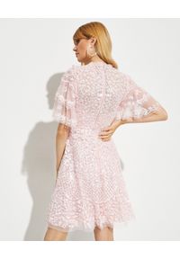 NEEDLE & THREAD - Różowa sukienka z cekinami Seren. Kolor: różowy, wielokolorowy, fioletowy. Wzór: kwiaty #6
