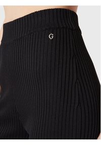 Guess Spodnie materiałowe W3RB25 Z2U00 Czarny Regular Fit. Kolor: czarny. Materiał: wiskoza