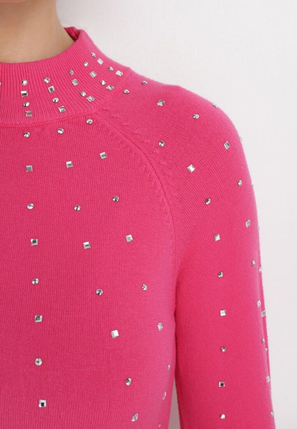 Born2be - Różowy Sweter z Golfem Ozdobiony Kompozycją z Cyrkonii Ruittes. Okazja: na co dzień. Typ kołnierza: golf. Kolor: różowy. Wzór: aplikacja. Styl: casual
