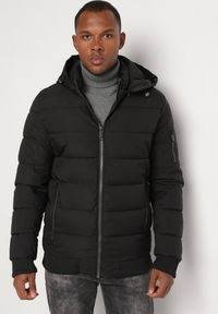 Born2be - Czarna Pikowana Kurtka z Odpinanym Kapturem i Kieszeniami Savantria. Okazja: na co dzień. Kolor: czarny. Materiał: jeans. Długość rękawa: długi rękaw. Długość: długie. Styl: casual, elegancki #3