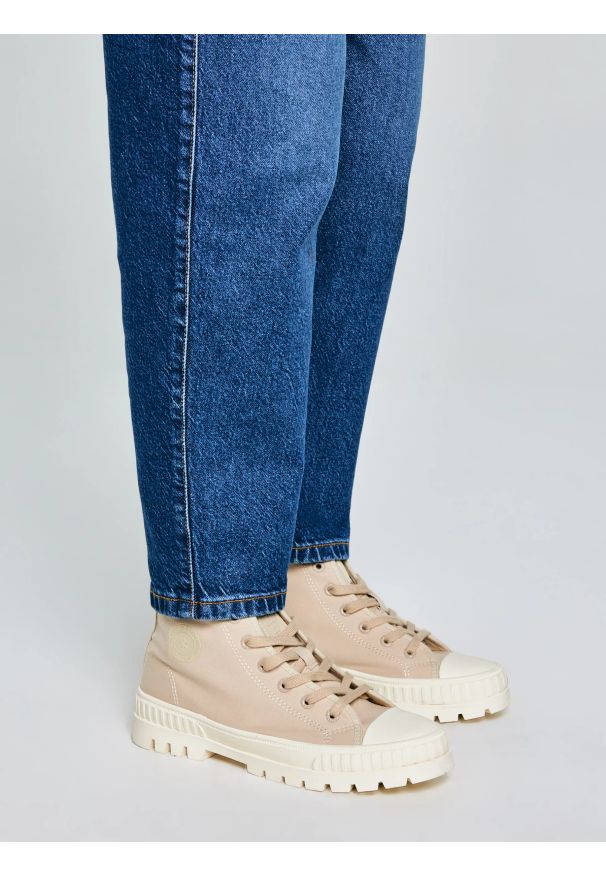 Big-Star - Trampki damskie wysokie beżowe OO274006 801. Okazja: na co dzień. Nosek buta: okrągły. Kolor: beżowy. Materiał: materiał, guma. Styl: elegancki, casual, klasyczny