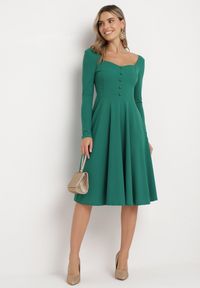 Born2be - Zielona Rozkloszowana Sukienka Midi z Ozdobnymi Guzikami Aramita. Kolor: zielony. Długość rękawa: długi rękaw. Wzór: aplikacja. Długość: midi