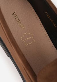 Renee - Ciemnobrązowe Mokasyny VICES z Wkładką ze Skóry Naturalnej i Przeszyciami Astanie. Kolor: brązowy. Materiał: skóra. Sezon: wiosna. Styl: elegancki #7