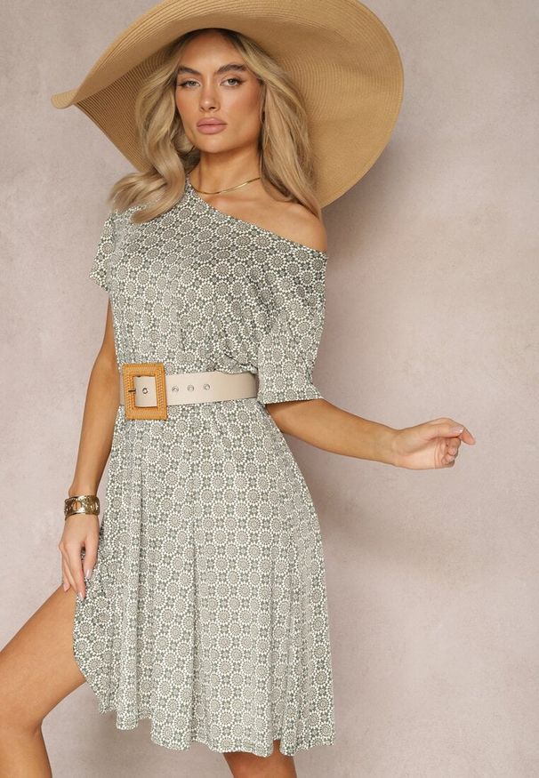 Renee - Zielono-Beżowa Rozkloszowana Sukienka w Ornamentalny Wzór z Wiskozy Oflia. Kolor: zielony. Materiał: wiskoza. Sezon: lato