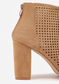 Born2be - Beżowe Ażurowe Sandały Vices na Obcasie Felileva. Okazja: na spotkanie biznesowe. Nosek buta: otwarty. Kolor: beżowy. Wzór: ażurowy. Sezon: lato. Obcas: na obcasie. Styl: klasyczny, biznesowy. Wysokość obcasa: średni #6