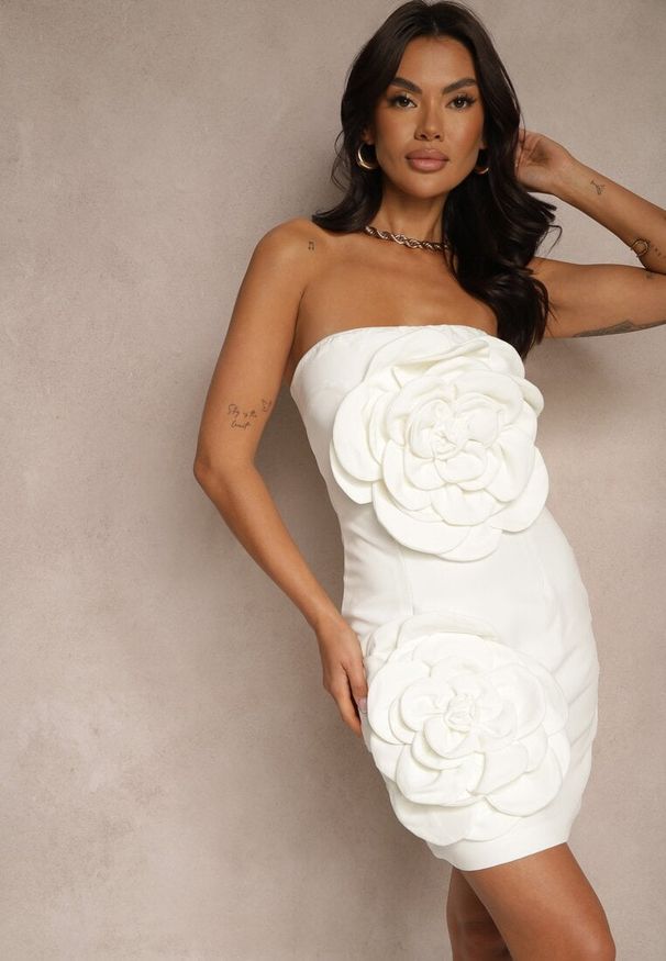 Renee - Biała Sukienka Typu Bandeau z Kwiatami 3D Desilina. Okazja: na imprezę. Kolor: biały. Długość rękawa: na ramiączkach. Wzór: kwiaty