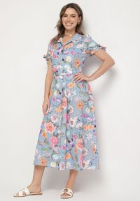 Born2be - Jasnoniebieska Rozkloszowana Sukienka o Koszulowym Kroju z Paskiem w Kwiatowy Wzór Fevelorine. Okazja: na co dzień. Kolor: niebieski. Wzór: kwiaty. Typ sukienki: koszulowe. Styl: casual #1