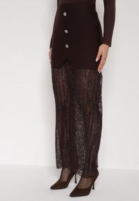 Born2be - Brązowa Dzianinowa Spódnica z Wiskozą Zdobiona Koronką i Guzikami Sewora. Okazja: na co dzień. Kolor: brązowy. Materiał: koronka, wiskoza, dzianina. Wzór: koronka, aplikacja. Styl: klasyczny, casual #6