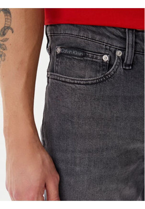 Calvin Klein Jeans Szorty jeansowe J30J327515 Szary Slim Fit. Kolor: szary. Materiał: bawełna