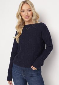 Born2be - Granatowy Sweter o Warkoczowym Splocie z Okrągłym Dekoltem Selinera. Kolor: niebieski. Materiał: dzianina. Wzór: ze splotem. Styl: klasyczny