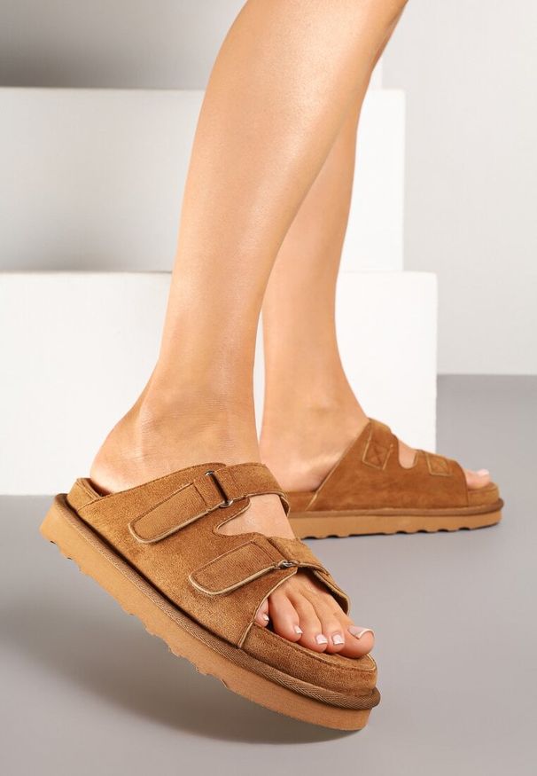 Born2be - Brązowe Klapki na Grubej Podeszwie z Dwoma Paskami Falgis. Kolor: brązowy. Materiał: jeans. Sezon: lato. Obcas: na obcasie. Wysokość obcasa: niski
