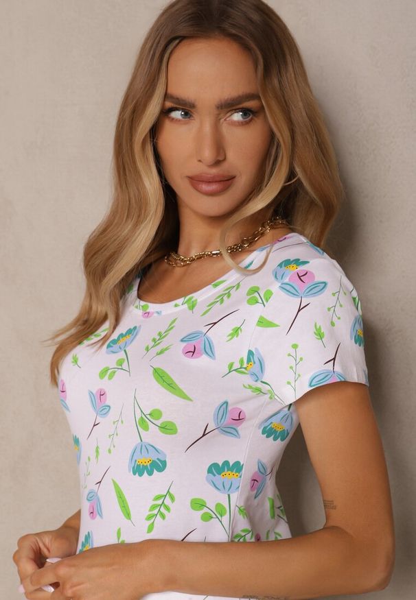 Renee - Biało-Zielony T-shirt z Bawełny z Nadrukiem Zarive. Okazja: na co dzień. Kolor: biały. Materiał: bawełna. Wzór: nadruk. Styl: casual
