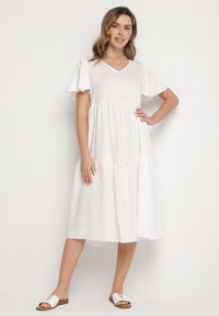 Born2be - Biała Wiskozowa Sukienka Rozkloszowana z Dekoltem V Natilenia. Okazja: na co dzień. Kolor: biały. Materiał: wiskoza. Styl: klasyczny, casual, elegancki #4