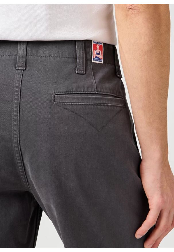 Wrangler - MESKIE SPODENKI WRANGLER CJ CHINO SHORTS FADED BLACK 112362922. Okazja: na spacer, na co dzień. Materiał: jeans, materiał, skóra, bawełna, elastan. Długość: do kolan. Sezon: lato. Styl: elegancki, casual, klasyczny