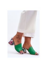 Damskie Skórzane Klapki Na Obcasie Lewski Shoes 3209/K Zielone. Kolor: zielony. Materiał: skóra. Wzór: aplikacja, gładki. Sezon: lato. Obcas: na obcasie. Styl: elegancki. Wysokość obcasa: średni #6