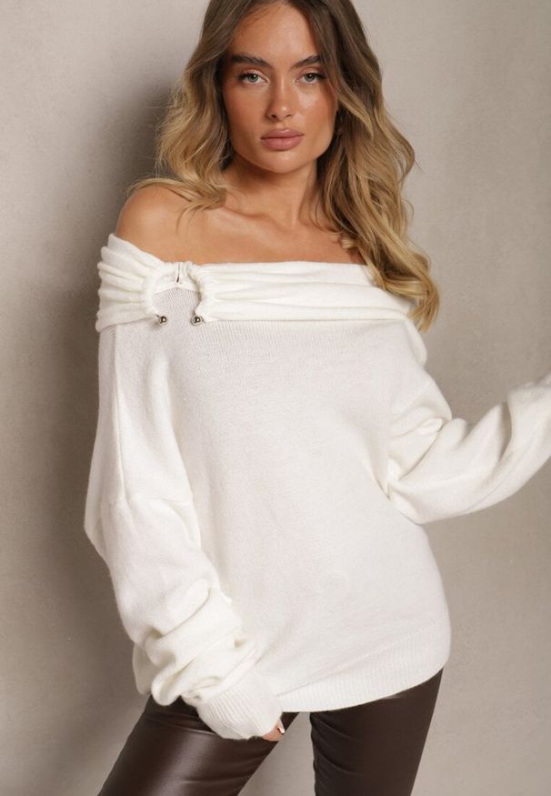 Renee - Biały Sweter Off Shoulder z Wiskozą z Ozdobnym Marszczeniem przy Dekolcie Nelilda. Okazja: na co dzień. Kolor: biały. Materiał: wiskoza. Wzór: gładki, ze splotem. Styl: elegancki, casual