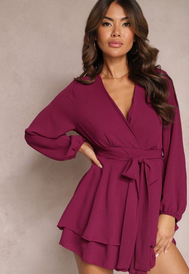 Renee - Fioletowa Rozkloszowana Sukienka Kombinezon z Kopertowym Dekoltem i Falbanką Vomitta. Kolor: fioletowy. Materiał: materiał. Typ sukienki: kopertowe. Długość: mini
