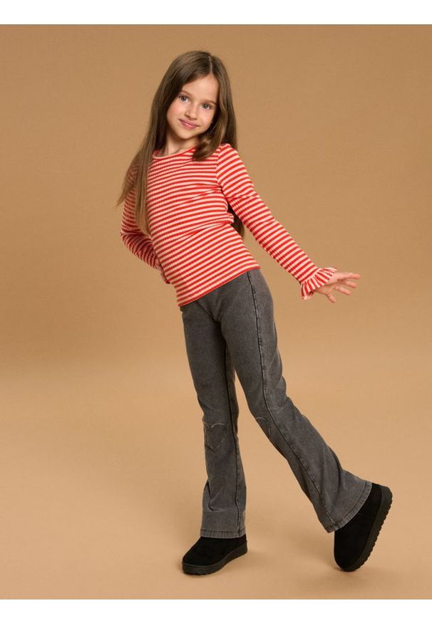 Sinsay - Spodnie flare z efektem sprania - czarny. Kolor: czarny