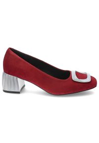 Czerwone Czółenka Espirito Eleganckie Buty Damskie. Zapięcie: klamry. Kolor: czerwony. Materiał: zamsz, skóra. Szerokość cholewki: normalna. Wzór: aplikacja. Obcas: na obcasie. Styl: elegancki. Wysokość obcasa: średni #3