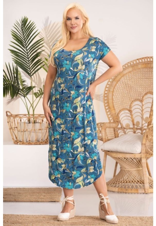 KARKO - Sukienka letnia z dzianiny z rozcięciami po bokach ESMERALDA w kwiaty na morskim tle PROMOCJA. Okazja: na co dzień, do pracy, na ślub cywilny, na wesele. Kolekcja: plus size. Kolor: morski. Materiał: dzianina. Długość rękawa: krótki rękaw. Wzór: kwiaty. Sezon: lato. Typ sukienki: asymetryczne, oversize, dla puszystych, sportowe. Styl: sportowy, wizytowy, elegancki, casual