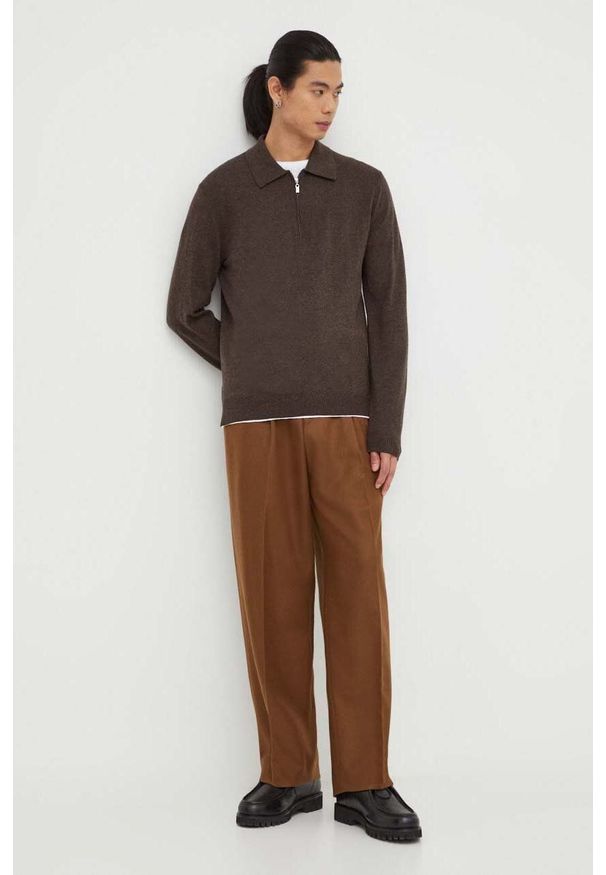 TIGER OF SWEDEN - Tiger Of Sweden sweter wełniany męski kolor brązowy lekki. Kolor: brązowy. Materiał: wełna. Długość rękawa: długi rękaw. Długość: krótkie