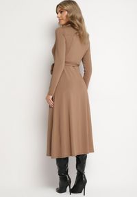 Born2be - Ciemnobeżowa Sukienka Maxi o Koszulowym Fasonie z Wiązaniem mZynlee. Okazja: na co dzień. Kolor: brązowy. Materiał: wiskoza. Typ sukienki: koszulowe. Styl: casual, elegancki, klasyczny. Długość: maxi #4