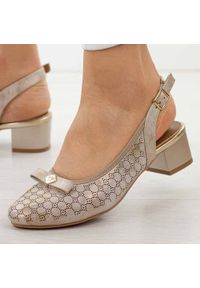 Złote sandały damskie na obcasie M.Daszyński Sa210-15. Okazja: na co dzień, na imprezę. Nosek buta: okrągły. Kolor: złoty. Szerokość cholewki: normalna. Wzór: ażurowy, aplikacja. Materiał: skóra. Sezon: wiosna, lato. Obcas: na obcasie. Styl: casual, elegancki, klasyczny, wizytowy. Wysokość obcasa: niski #1