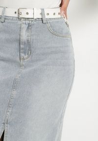 Born2be - Jasnoniebieska Ołówkowa Spódnica Jeansowa z Rozcięciem z Przodu Limirea. Okazja: na co dzień. Kolor: niebieski. Materiał: jeans. Styl: casual #4